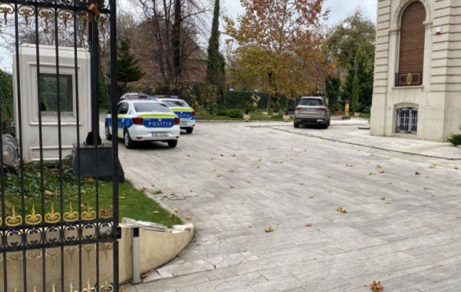 Anchetă a polițiștilor după ce fanii FCSB i-au vandalizat gardul reşedinţei lui Gigi Becali din Aleea Alexandru 