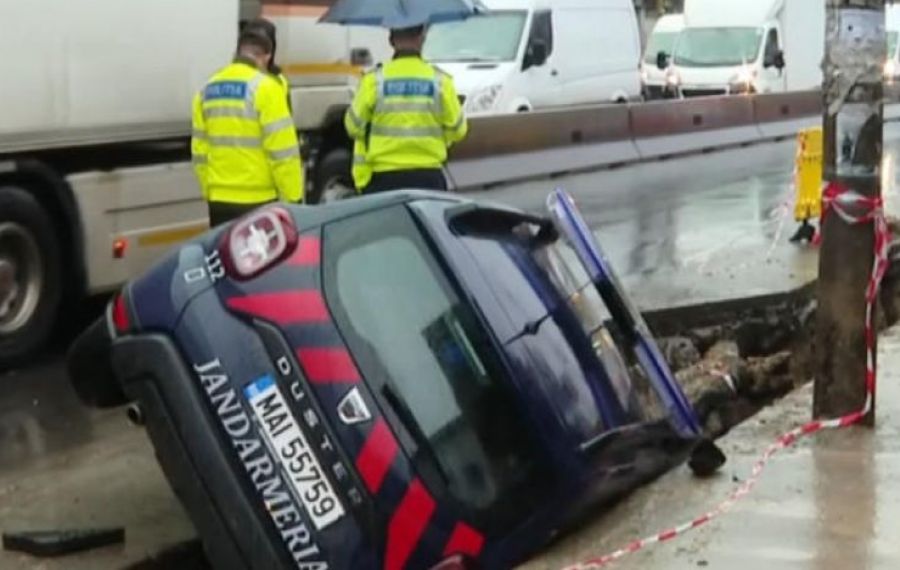 O mașină a jandarmeriei a căzut într-o groapă săpată și semnalizată necorespunzător