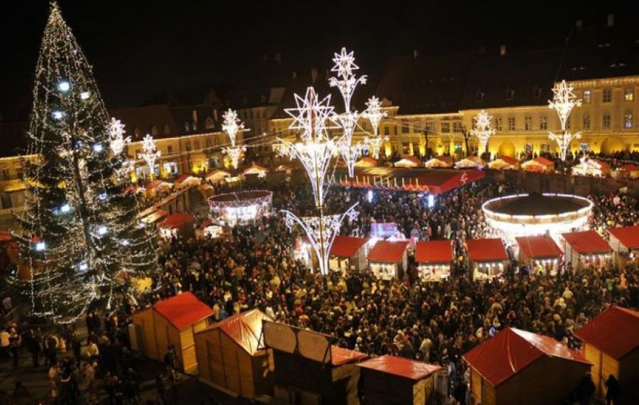 Puhoi de lume în Piaţa Sfatului din Braşov la aprinderea luminilor de Crăciun