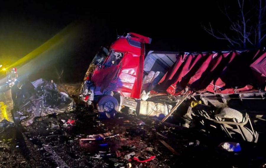 Tragedie pe DN6, în Caraș-Severin. Trei morți după impactul dintre două TIR-uri și un autoturism