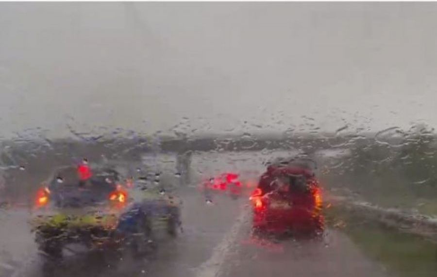 ATENȚIE, șoferi! Ploaie torențială și risc de acvaplanare pe Autostrada București-Constanța