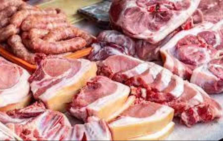 Românii vor sărbători Crăciunul cu carne din import: Peste 80% din carnea de porc din galantare va fi importată
