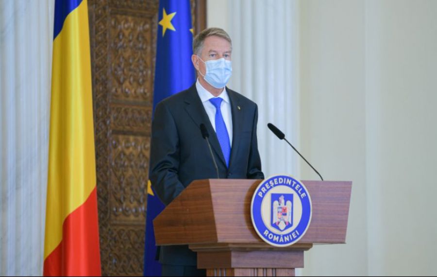 Președintele Iohannis a decorat mai mulți medici și profesori de Ziua Națională