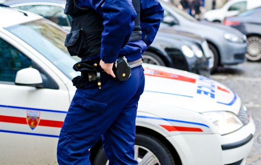 Un bărbat îmbrăcat cu un costum NINJA a atacat două polițiste în sud-vestul Franței