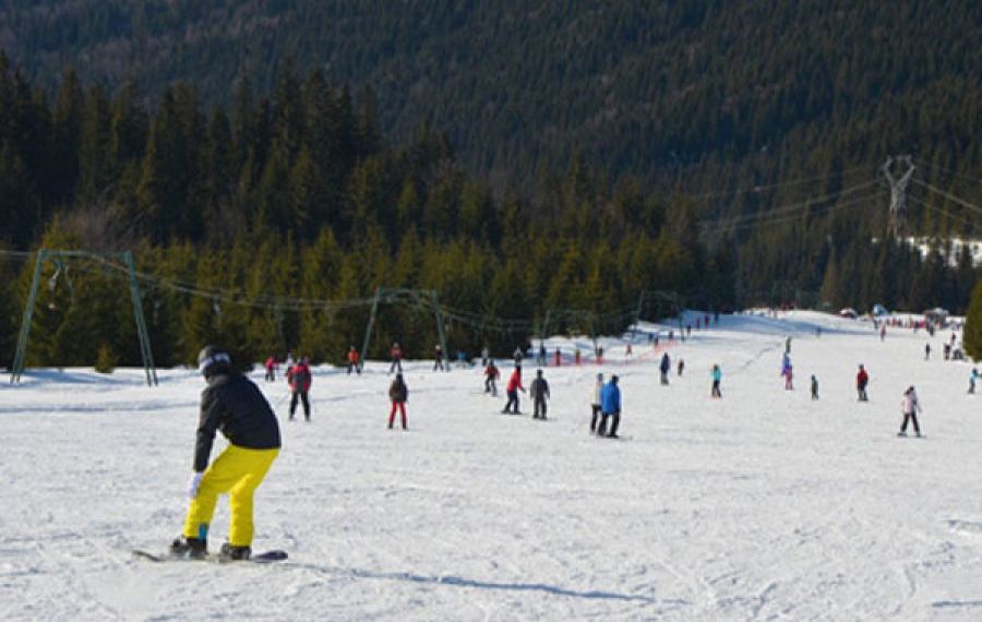 Iarna și-a intrat în drepturi la munte: Care sunt pârtiile aflate în stare bună pentru schiat?