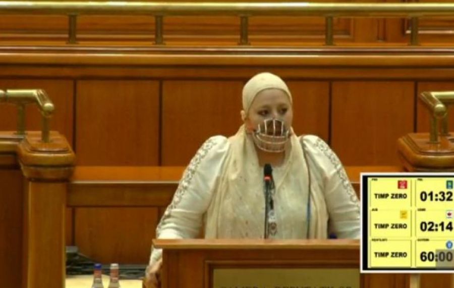 Senatoarea Diana Șoșoacă și-a pus botniță în timpul discursului din Plenul Parlamentului!