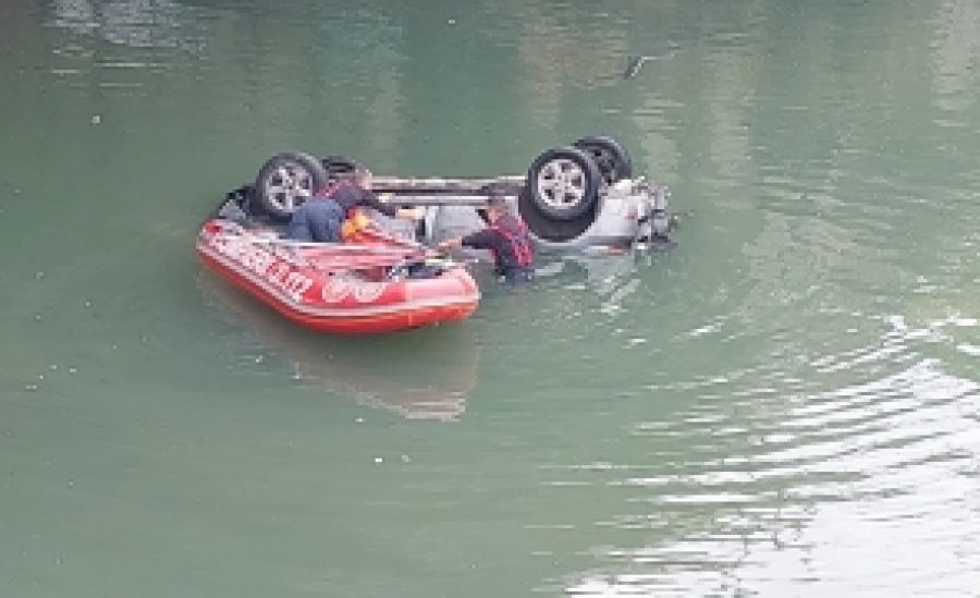 ALERTĂ. Un bărbat a PLONJAT cu mașina în râul Dâmbovița, în zona Podului Ciurel