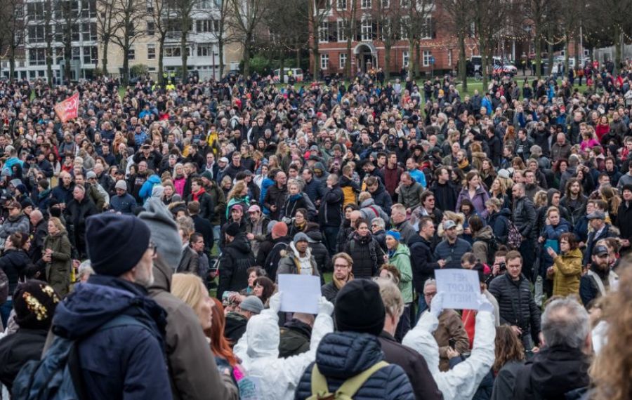 Mii de oameni PROTESTEAZĂ la Amsterdam împotriva restricțiilor