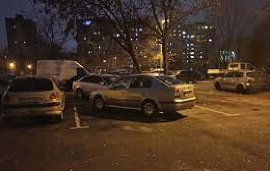 SCANDAL într-o parcare din Ploiești. Un bărbat beat a amenințat cu cuțitul un șofer
