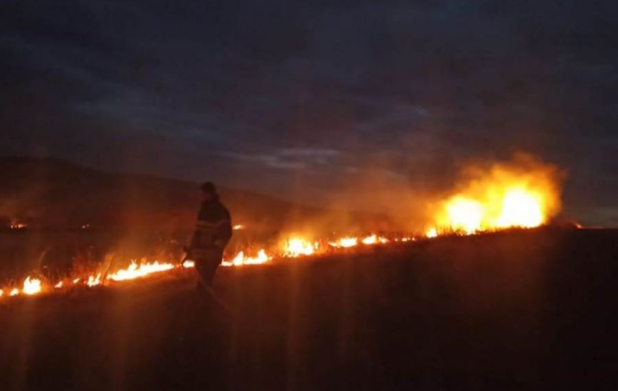 Un incendiu de vegetație a ars izolaţia ţevilor care asigură alimentarea cu energie termică în municipiu Giurgiu