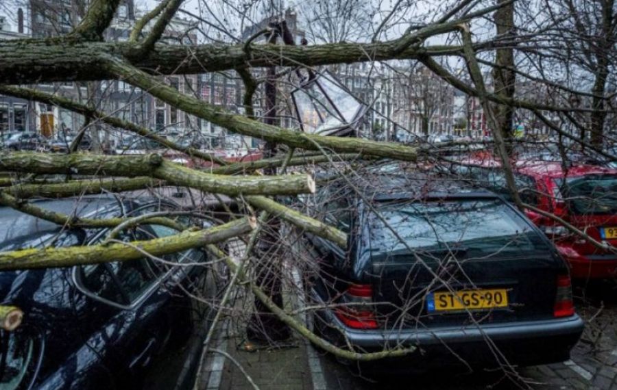  Cel puțin 14 morți și pagube materiale uriașe, în urma furtunilor care au măturat nordul Europei