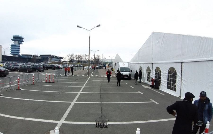 Peste 1.000 de locuri pentru refugiații ucraineni în tranzit, în corturi încălzite amenajate la Aeroportul Henri Coandă
