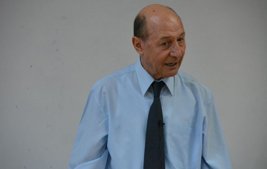 Traian Băsescu a fost EXTERNAT. Familia sa a început să-și mute lucrurile din vila de protocol