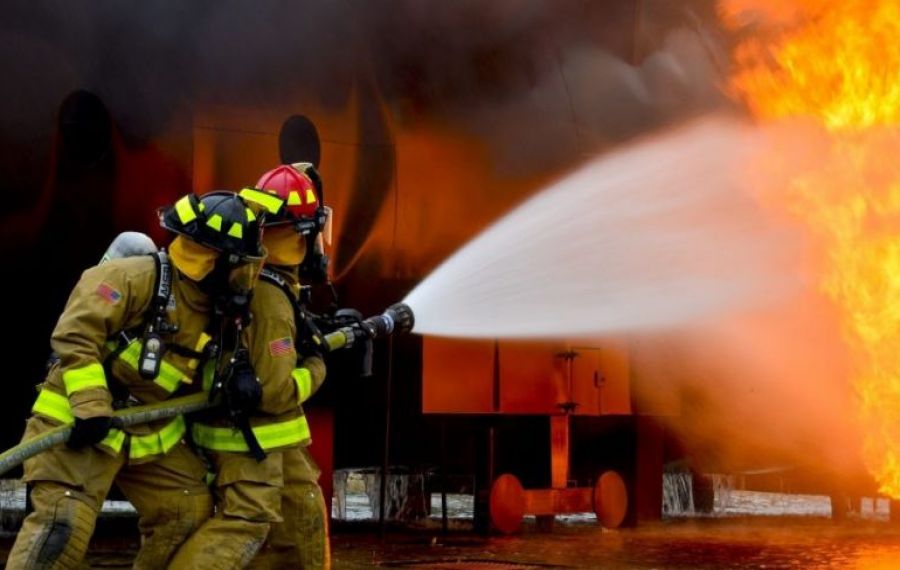 Incendiu puternic la un hotel din Mamaia. Zeci de turiști au fost evacuați