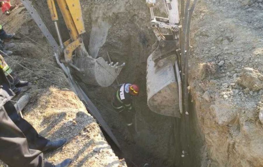 Tragedie în Satu Mare. Un muncitor de 23 de ani a murit, prins sub un mal de pământ