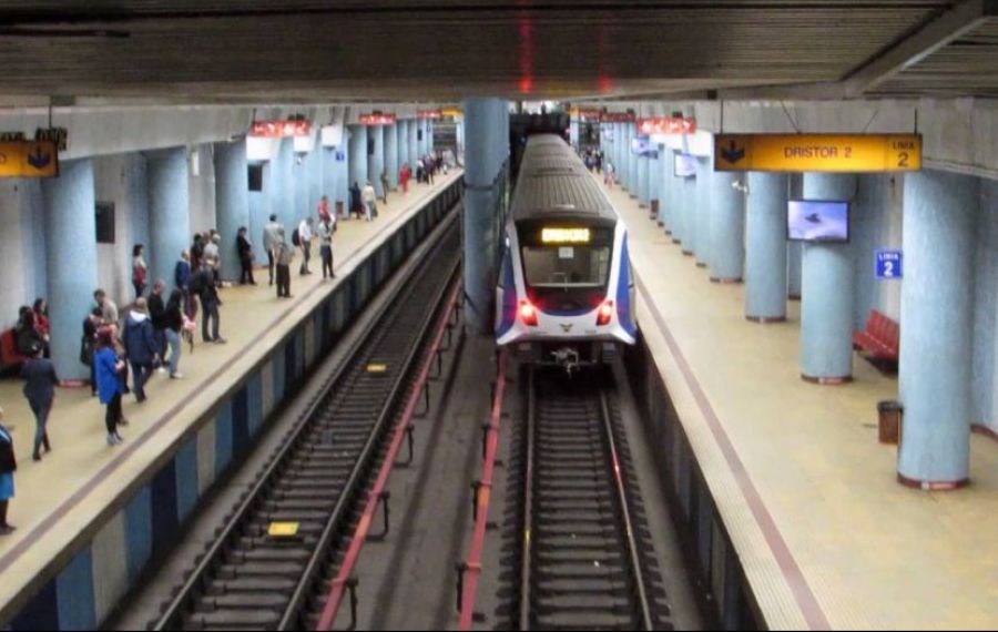 Circulația metroului pe Magistrala 2 se desfășoară și la această oră cu dificultate