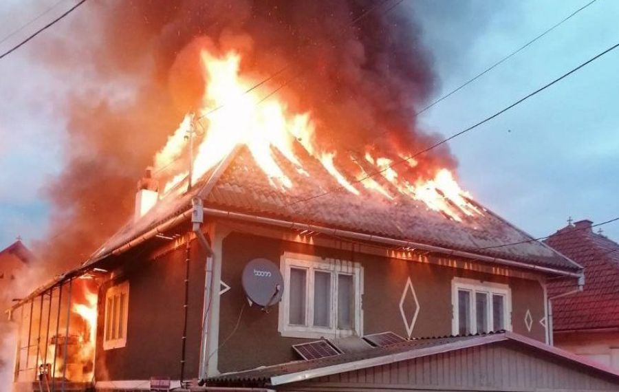 ULTIMA ORĂ: Incendiu puternic în Buftea. 7 locuințe sunt cuprinse de flăcări