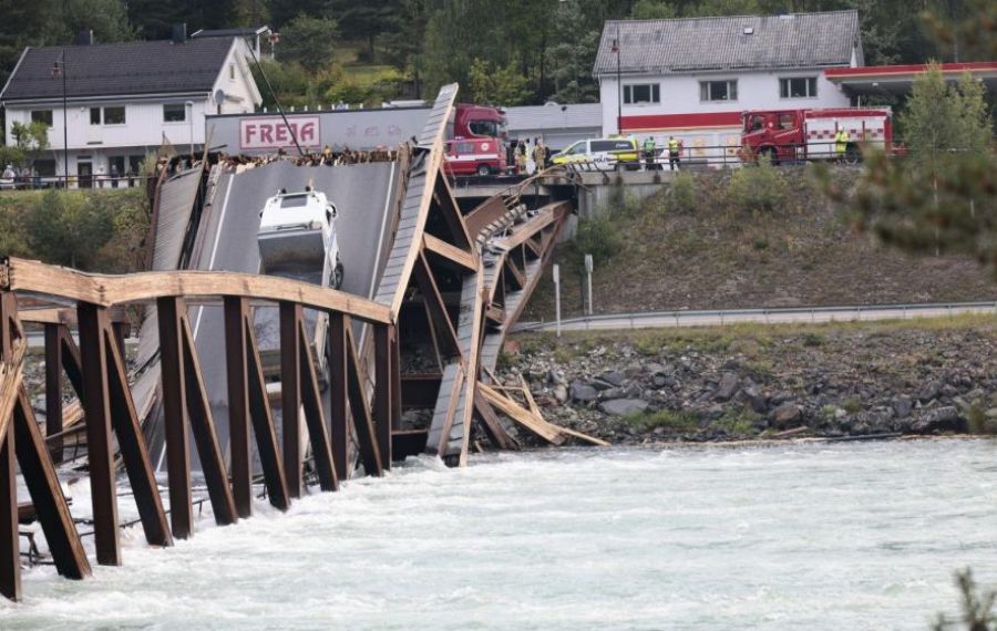 Se întâmplă și la case mai mari. Pod rutier prăbușit în Norvegia!