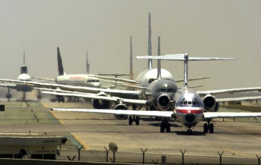 Un avion s-a întors DE URGENȚĂ pe Aeroportul Otopeni la doar 30 de minute de la decolare. Avea aproape 200 de pasageri