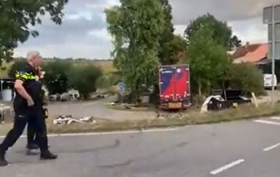 Un camion a intrat într-o mulţime de oameni, în Olanda: mai mulți MORȚI și RĂNIȚI