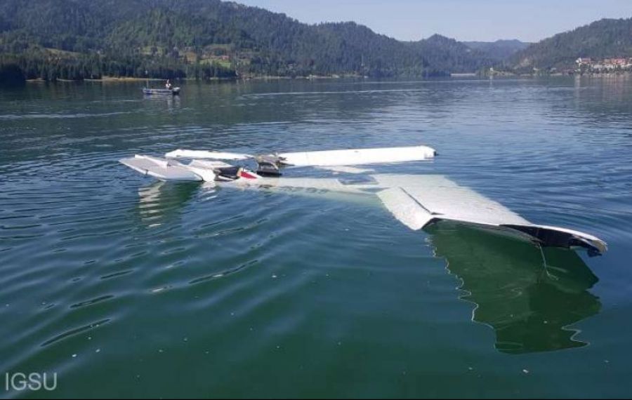 Un avion ușor a căzut în lacul Colibița din județul Bistriţa-Năsăud; pilotul a murit, iar  pasagerul, cetățean german, are doar răni ușoare