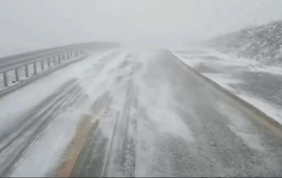Lapoviță și ninsoare pe Transalpina; drumarii intervin cu utilaje