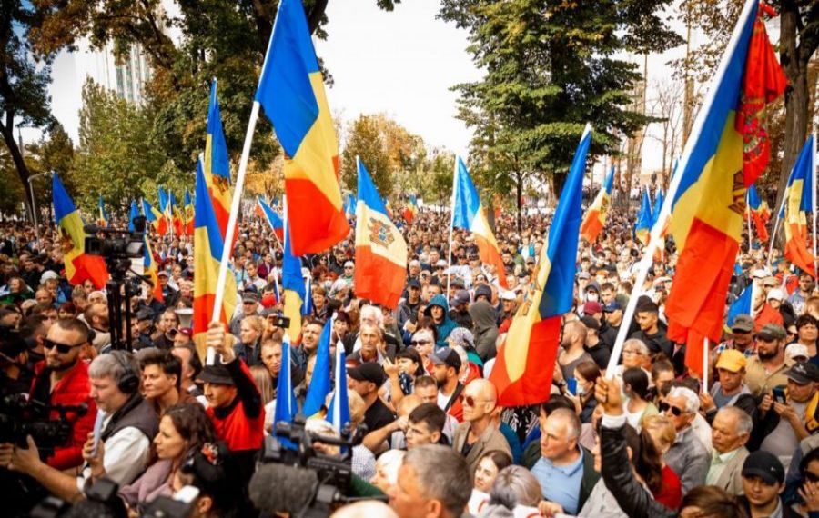 R. Moldova: Mii de persoane protestează la Chișinău împotriva Guvernului și a occidentului