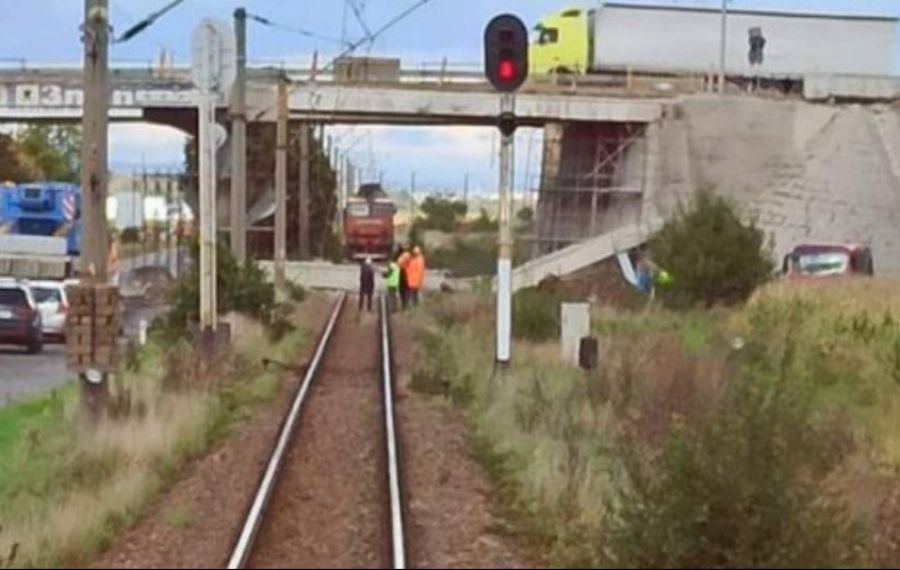 Un pasaj aflat în renovare a căzut pe o linie de tren în Brașov