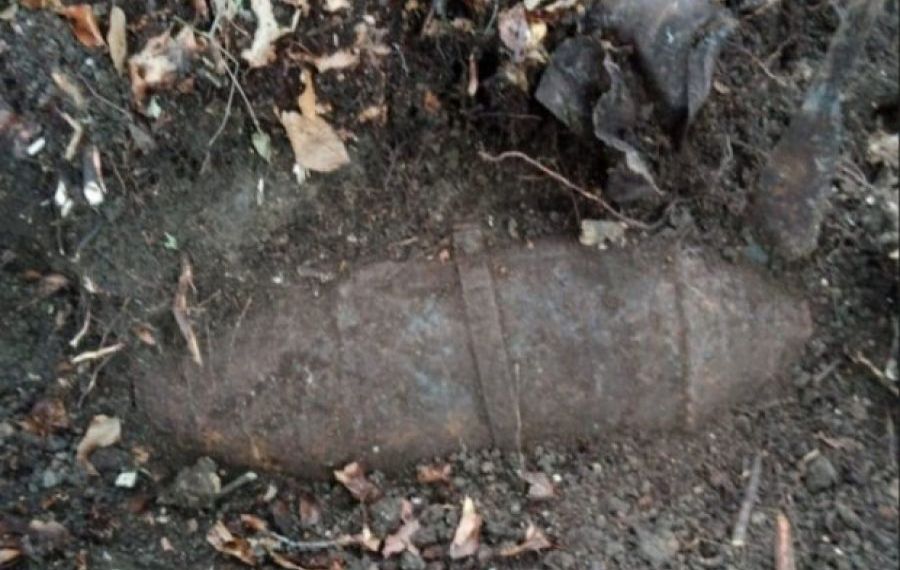 Doi excursioniști au descoperit o BOMBĂ de 100 de kilograme într-o pădure din Cluj