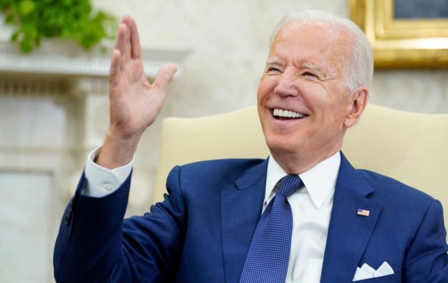 Joe Biden le răspunde alegătorilor îngrijorați: ”Bat în lemn! Sunt SĂNĂTOS!”