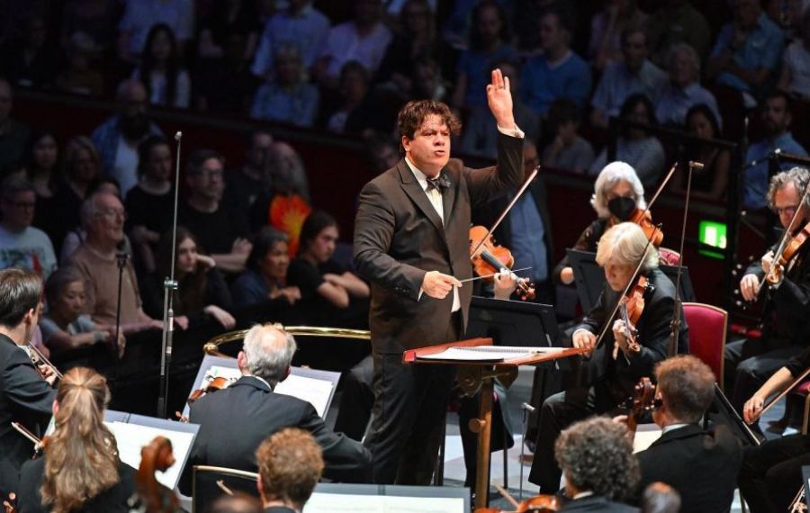Cel mai în vogă dirijor român revine la pupitrul Filarmonicii "George Enescu" pentru două concerte pe 3 şi 4 noiembrie