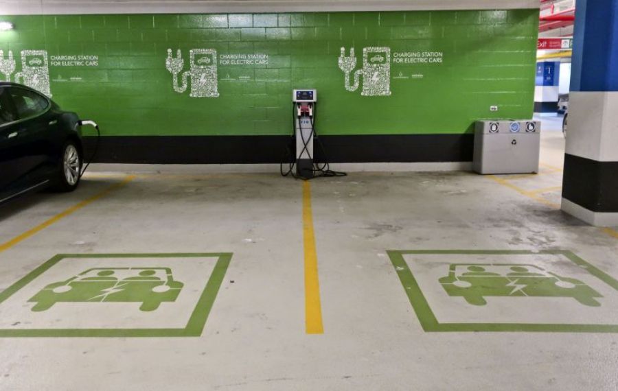 Bucureștenii își pot parca GRATUIT mașinile electrice. Ce condiții se impun