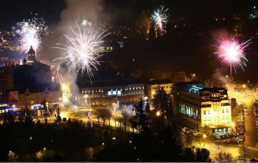 Muzică electronică și focuri de artificii în noapte dintre ani în Piața Sfatului din Brașov