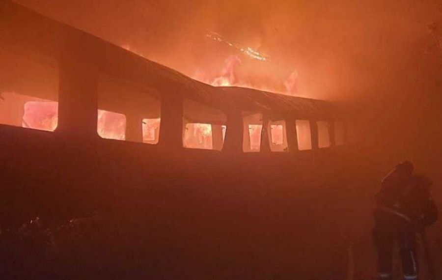 INCENDIU în zona Giulești. Mai multe vagoane de tren au luat foc