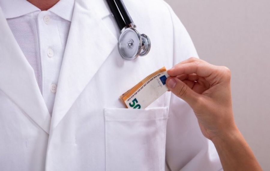 Colegiul Medicilor: ”Condiţionarea actului medical de plata informală, o practică INACCEPTABILĂ”