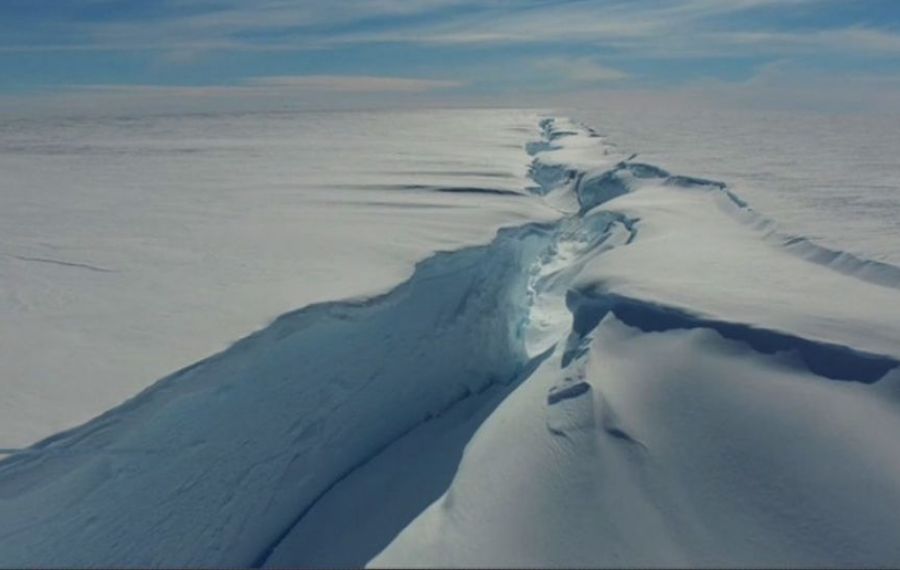 AISBERG de 15 ori mai mare decât Parisul, desprins de banchiză în Antarctica
