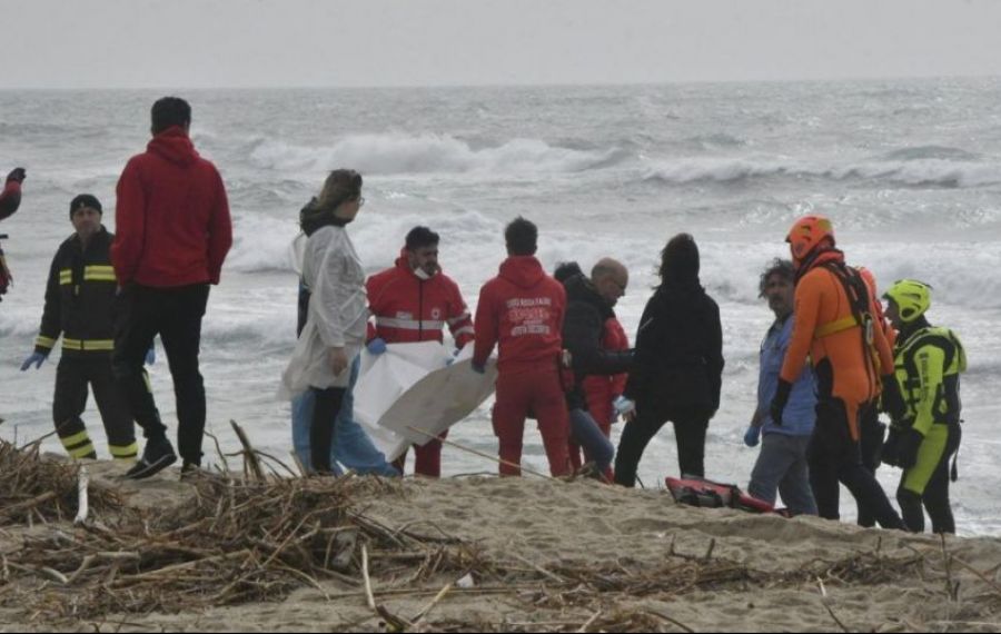 Cel puțin 60 de migranți au murit în urma naufragiului unei ambarcaţiuni în Calabria