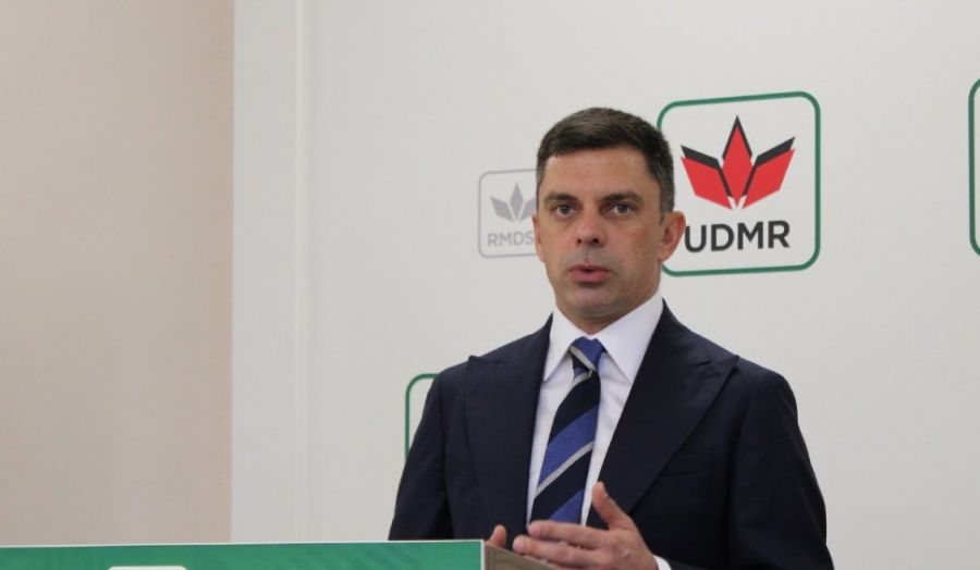 Ministrul Sportului, acuzat că ȘI-A PREMIAT TATĂL cu 120.000 euro pentru un concurs la care nu a fost
