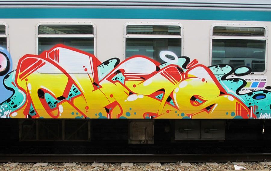 Tineri anchetați după ce au făcut graffiti pe vagoanele trenurilor 
