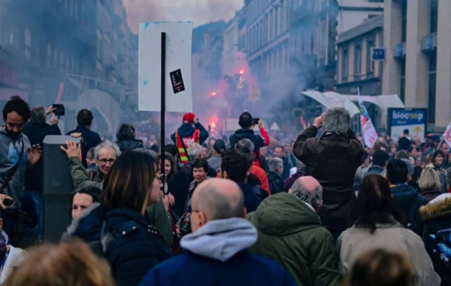 VIDEO ULTIMA ORĂ: Proteste violente în Franța. Polițiști și jandarmi răniți, străzi vandalizate