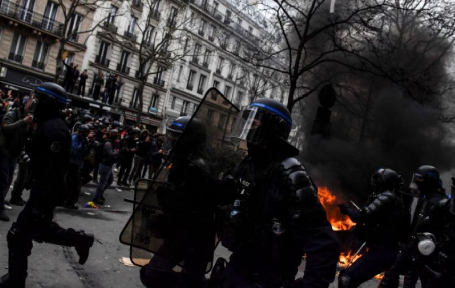 Noi PROTESTE violente în Franța. Peste jumătate de milion de oameni sunt pe străzi