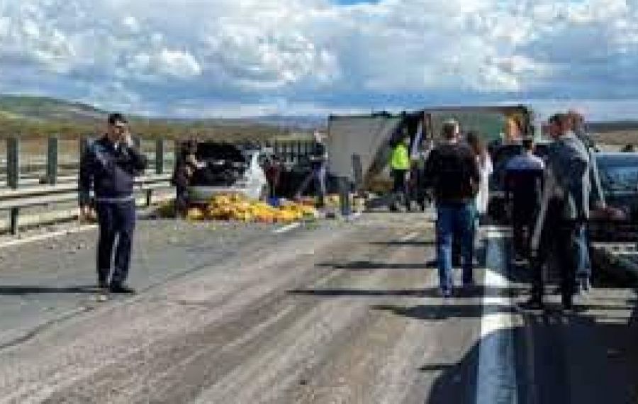 Trafic BLOCAT pe Autostrada Sibiu-Orăştie. Un TIR cu cartofi s-a răsturnat