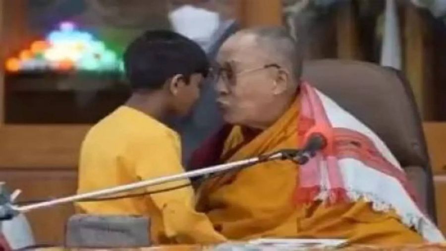 Dalai Lama A SĂRUTAT un copil pe gură și i-a cerut să-i "sugă limba"/ VIDEO