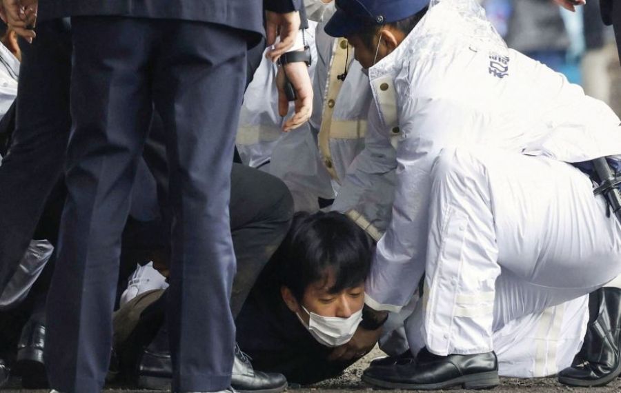 Premierul Japoniei, Fumio Kishida, evacuat de urgență după o explozie în timp ce susținea discurs