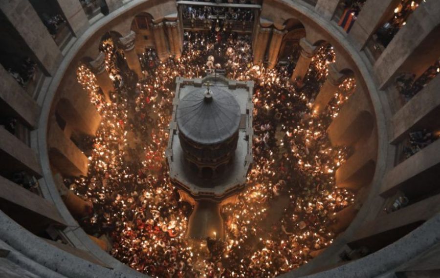 VIDEO LIVE de la Ierusalim. S-a aprins Lumina Sfântă la Mormântul Sfânt. Etapele procesiunii