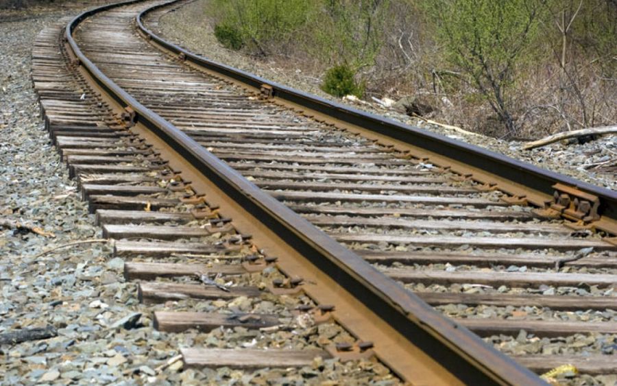 SINUCIDERE șocantă în Alexandria: un băiat de 17 ani s-a aruncat în fața trenului din cauza păcănelelor