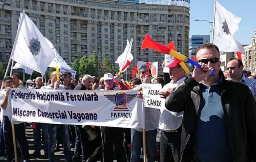 Angajaţii CFR protestează luni în faţa Ministerului Transporturilor