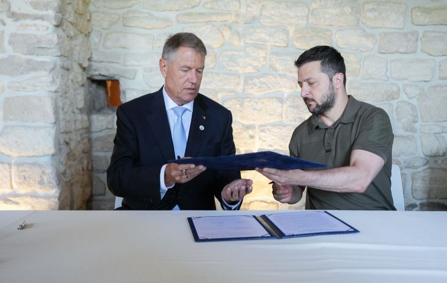 Zelenski şi Iohannis au semnat documentul privind aderarea Ucrainei la NATO