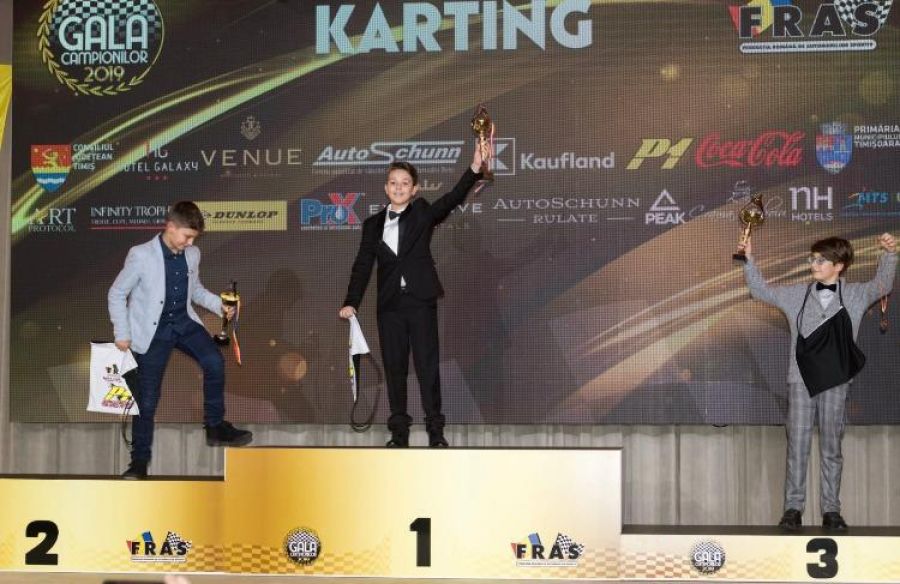 Campionul național de karting vrea să ajungă un cântăreț celebru!